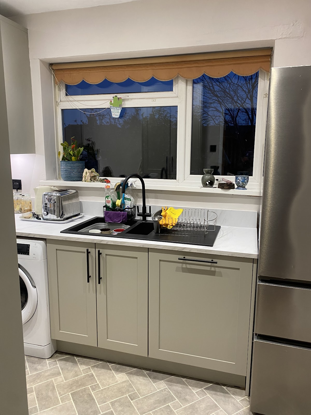 Stone shaker kitchen with black handles and marble-effect worktop