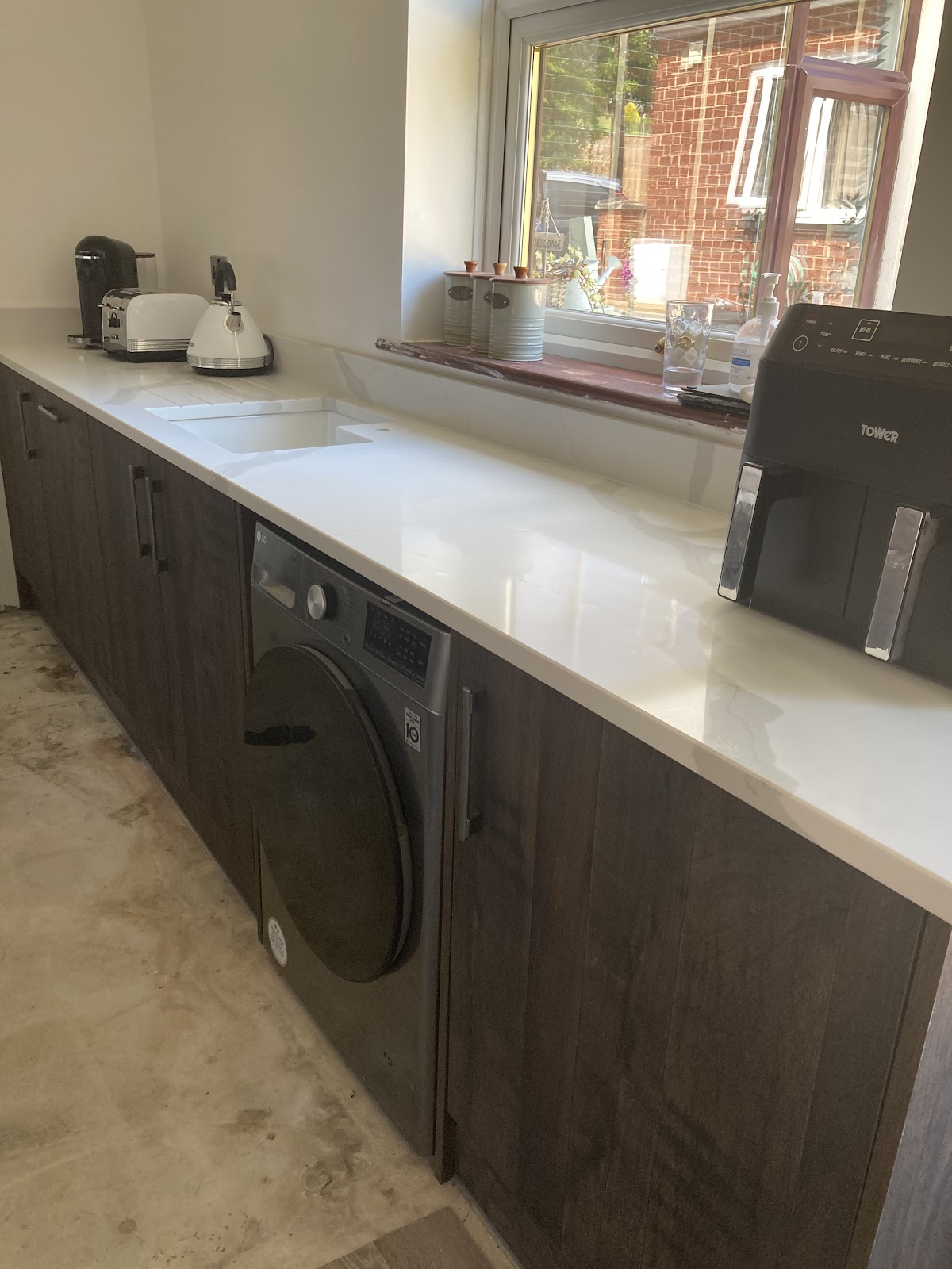 Dark wood-effect kitchen with white marble-effect quartz worktop